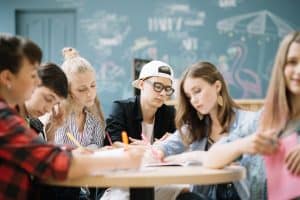 Schüler in der Schule machen ihr Abitur mit BAföG durch meinBafög